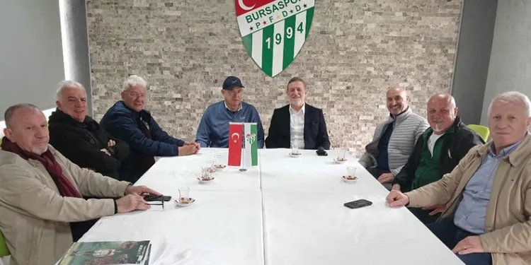 Bursaspor’un unutulmaz kaptanı Özden’in kitabı öğrencilere dağıtıldı