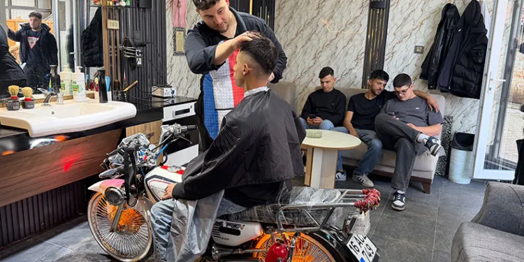 Motosikleti berber koltuğuna dönüştürdü, gençler sıraya girdi