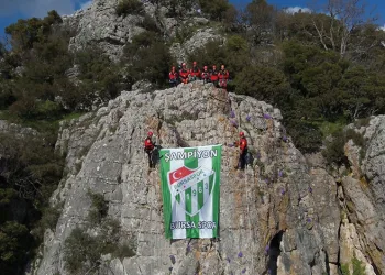 Kurtarma ekipleri, Bursaspor bayrağını zirvede dalgalandırdı