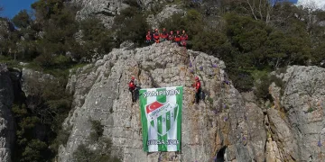 Kurtarma ekipleri, Bursaspor bayrağını zirvede dalgalandırdı