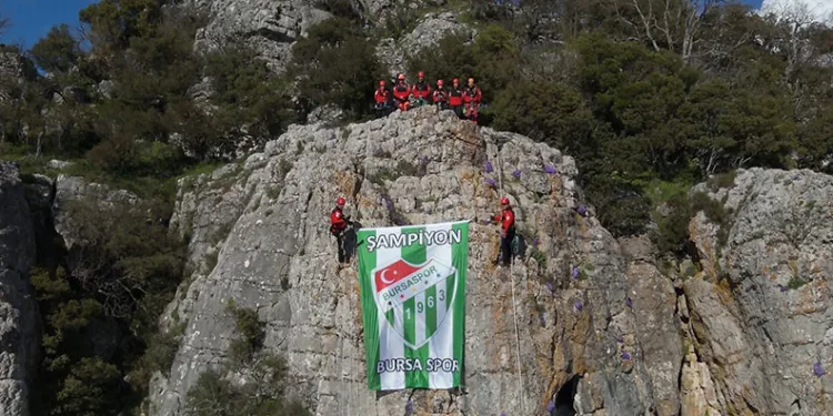 Kurtarma ekipleri, Bursaspor bayrağını zirvede dalgalandırdı