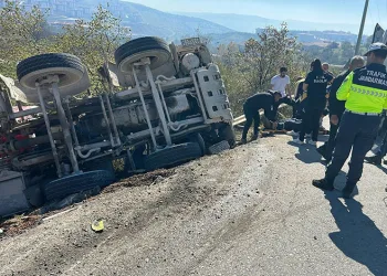 Bursa’da beton mikseri şarampole yuvarlandı