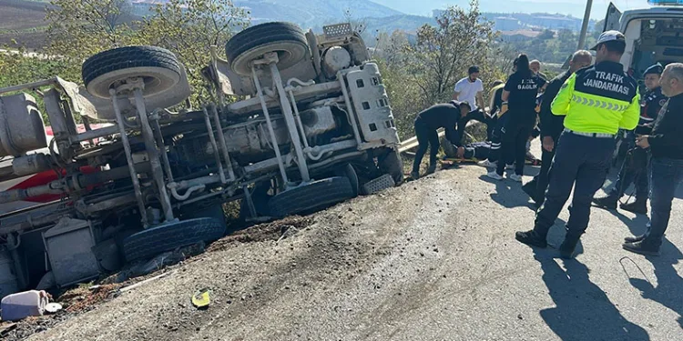 Bursa’da beton mikseri şarampole yuvarlandı