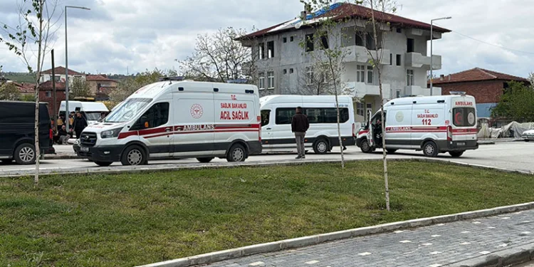 Öğrenci servisi ile otomobil çarpıştı: 10 öğrenci yaralandı
