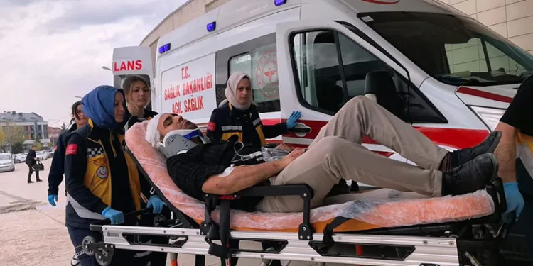 İş yerine sopalarla girip ortalığı savaş alanına çevirdiler: 4 yaralı