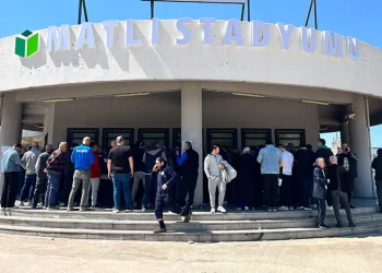 Bursaspor kombinelerine büyük ilgi, taraftar saatlerce kuyrukta bekledi