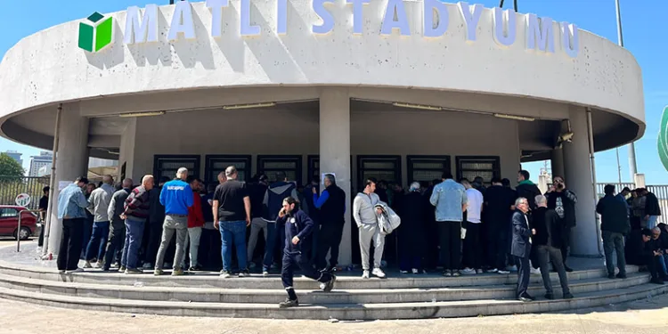 Bursaspor kombinelerine büyük ilgi, taraftar saatlerce kuyrukta bekledi