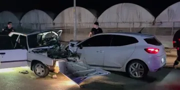 Antalya’da iki otomobilin kafa kafaya çarpıştığı kaza kamerada: 1 ölü