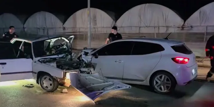 Antalya’da iki otomobilin kafa kafaya çarpıştığı kaza kamerada: 1 ölü