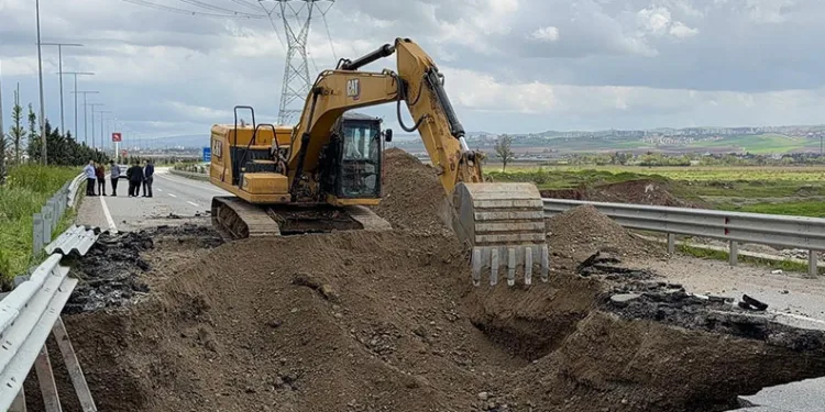 Batman’da sağanak yağış nedeniyle yol çöktü