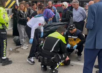 Bursa’da işçi servisine motosiklet çarptı: 2 yaralı