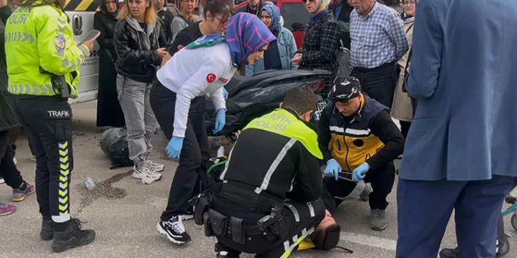 Bursa’da işçi servisine motosiklet çarptı: 2 yaralı