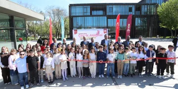 İnegöl’de 23 Nisan’a özel minik sanatçılar sergisi açıldı