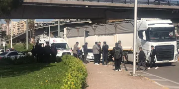 Otomobil kaldırımdaki öğrencilere çarptı: 2 yaralı