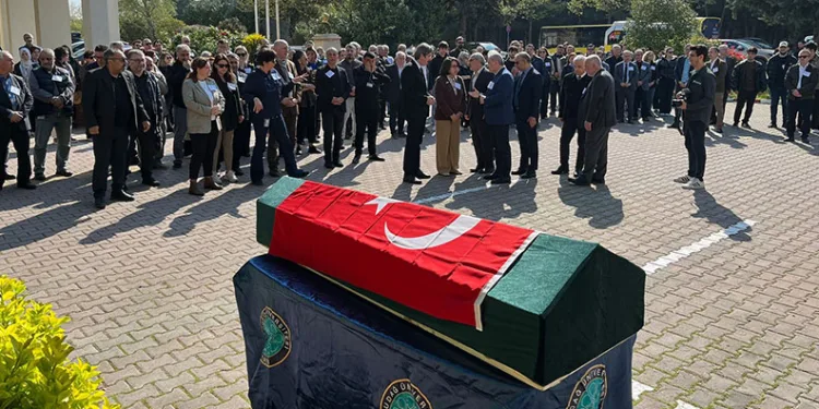 Akademisyen Doğan Yavaş, fakültesi önünden dualarla uğurlandı