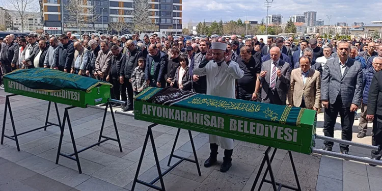 Üst kat komşularının katlettiği çift toprağa verildi