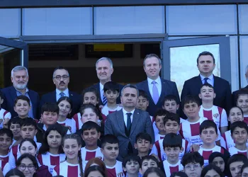 OSB Ortaokulunda bin 100 öğrenciye İnegölspor forması dağıtıldı
