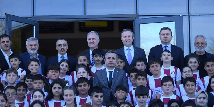 OSB Ortaokulunda bin 100 öğrenciye İnegölspor forması dağıtıldı