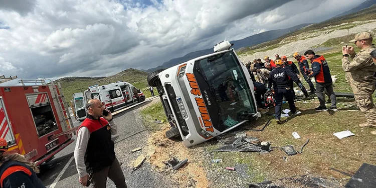 Diyarbakır’da yolcu otobüsü devrildi: 1 ölü, 13 yaralı