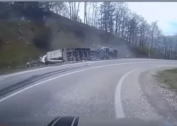 Bursa’da virajı alamayan TIR devrildi, sürücü yaralandı