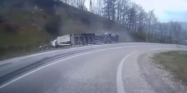 Bursa’da virajı alamayan TIR devrildi, sürücü yaralandı