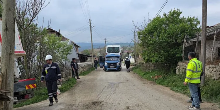 Samsun’da öğrenci servisi direğe çarptı: 12 yaralı