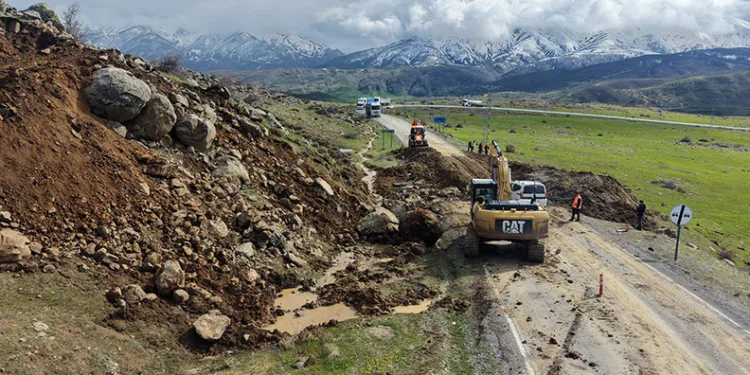 Muş’ta kara yolu çöktü