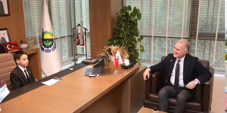 İnegöl’de başkanlık koltuğuna Umut Alp Yiğit oturdu