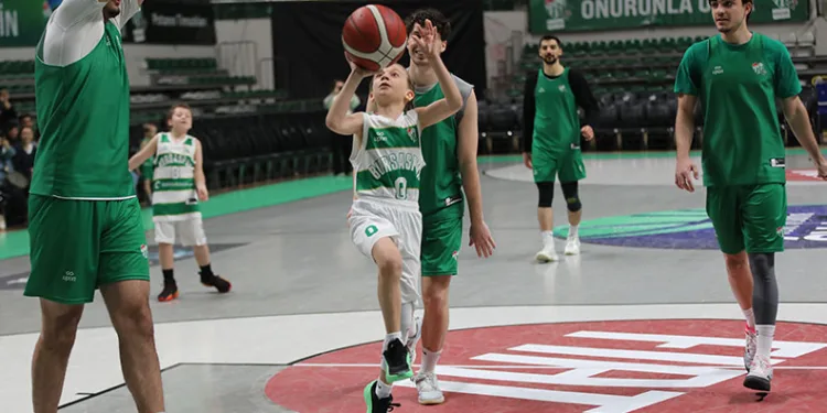 Bursaspor Basketbol Takımı’nı 1.20’lik minikler terletti