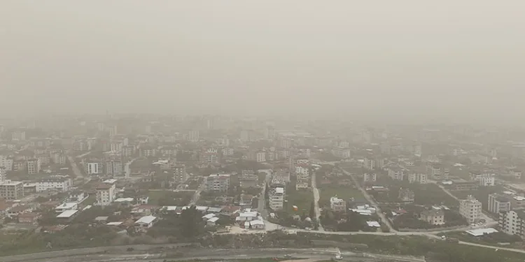 Libya’dan gelen çöl tozu Hatay’ı yuttu