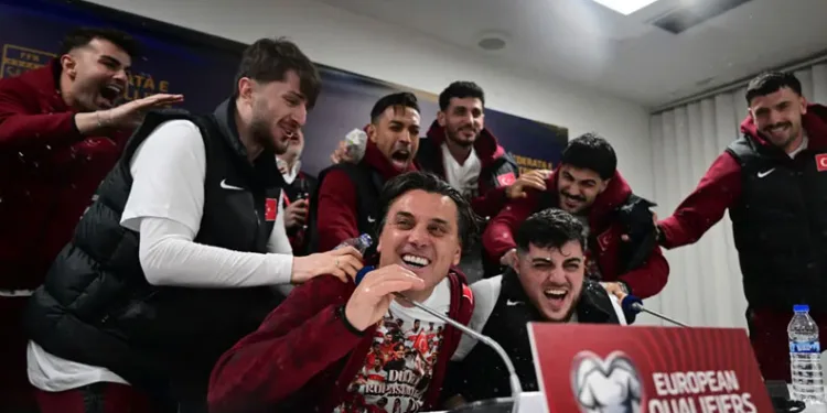 Montella’ya basın toplantısında sulu kutlama