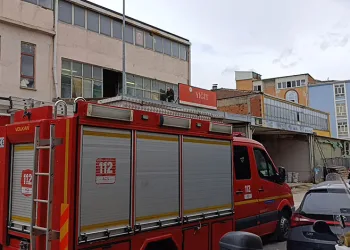 Bursa’da çöken çatıdan düşen usta yaralandı