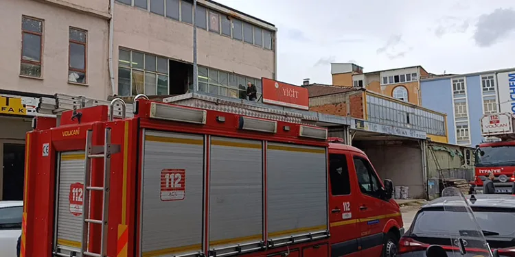 Bursa’da çöken çatıdan düşen usta yaralandı
