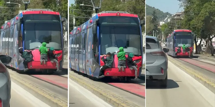 Tramvayın arkasına tutunan çocuklar yürekleri ağza getirdi