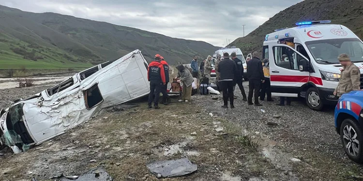 Yolcu minibüsü dere yatağına yuvarlandı: 16 yaralı