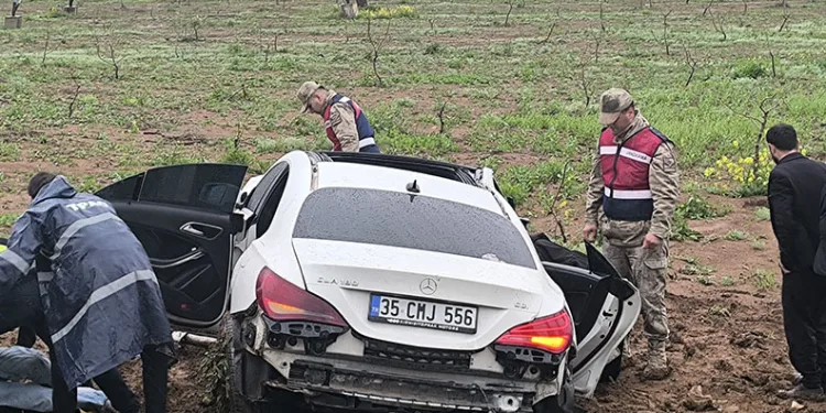 Otomobil ile kamyonet çarpıştı: 2 ölü, 3 ağır yaralı