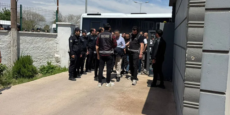 Halfeti Belediyesine operasyonda gözaltına alınan şüpheliler adliyeye sevk edildi