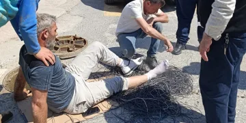 Servis aracı, cadde üzerinde çalışan işçinin ayağını ezdi