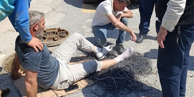Servis aracı, cadde üzerinde çalışan işçinin ayağını ezdi