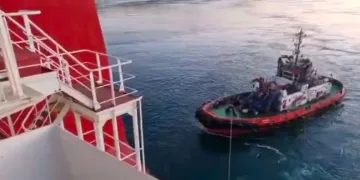 Sarıyer’de yalıya metreler kala karaya oturan konteyner gemisi yüzdürüldü