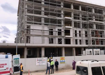 Bursa’da inşaatın 2. katından düşen işçi yaralandı