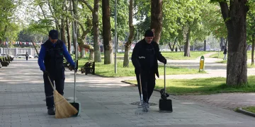 Osmangazi’de Yeşil Alanlarda Titiz Temizlik Çalışması