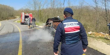 Bilecik’te seyir halindeki otomobil alev aldı