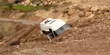 Siirt’te heyelan: Minibüs mahsur kaldı