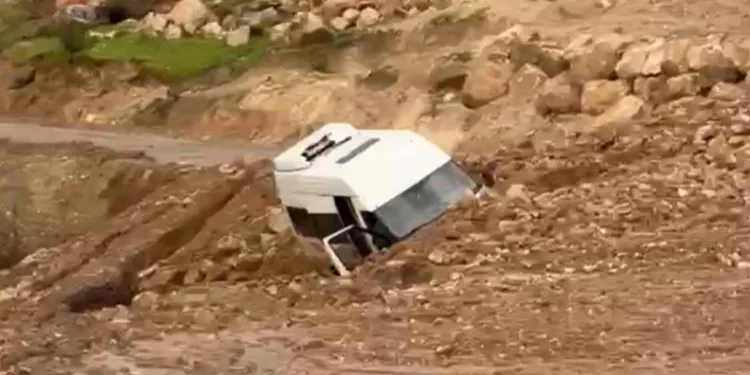 Siirt’te heyelan: Minibüs mahsur kaldı