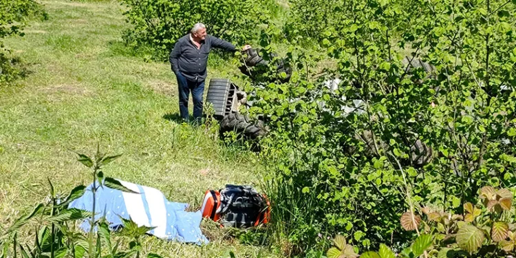 Emekli polis devrilen traktörün altında can verdi