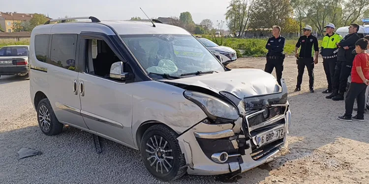 Bursa’da iki araç çarpıştı: 3 kişi yaralandı