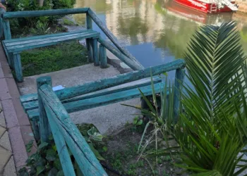 Marmaris’te ahşap korkuluklara zarar veren şahıslar tespit edilecek