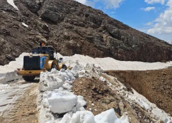 Kulp’ta çığ ve heyelan nedeniyle hasar gören yollar onarılıyor