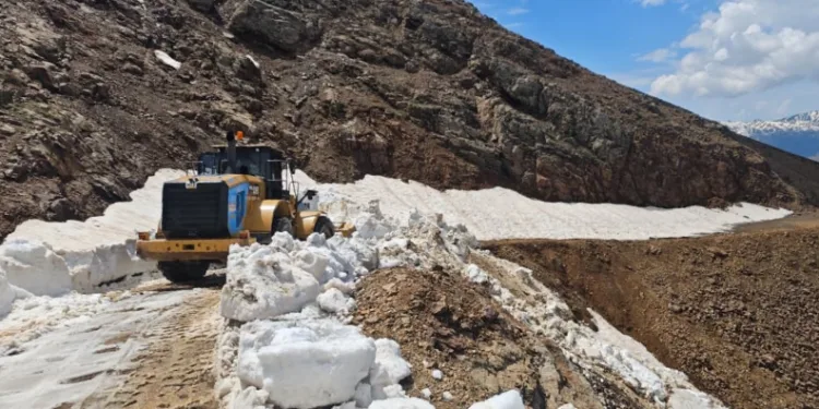 Kulp’ta çığ ve heyelan nedeniyle hasar gören yollar onarılıyor
